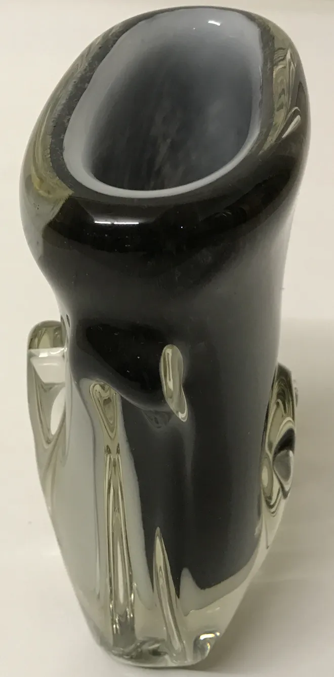 vaso de murano preto e transparente com forma elegante em fundo neutro