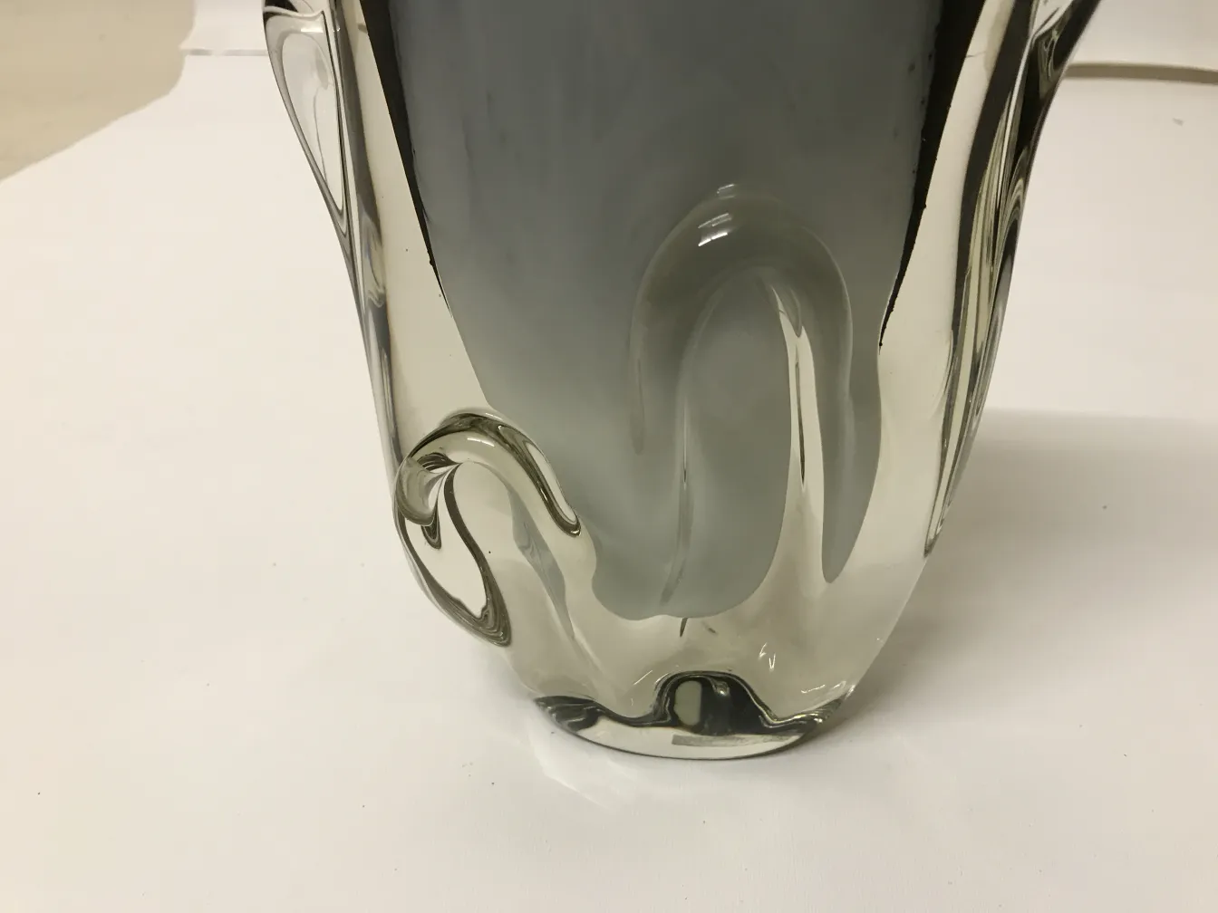vase murano gris fumé avec design élégant
