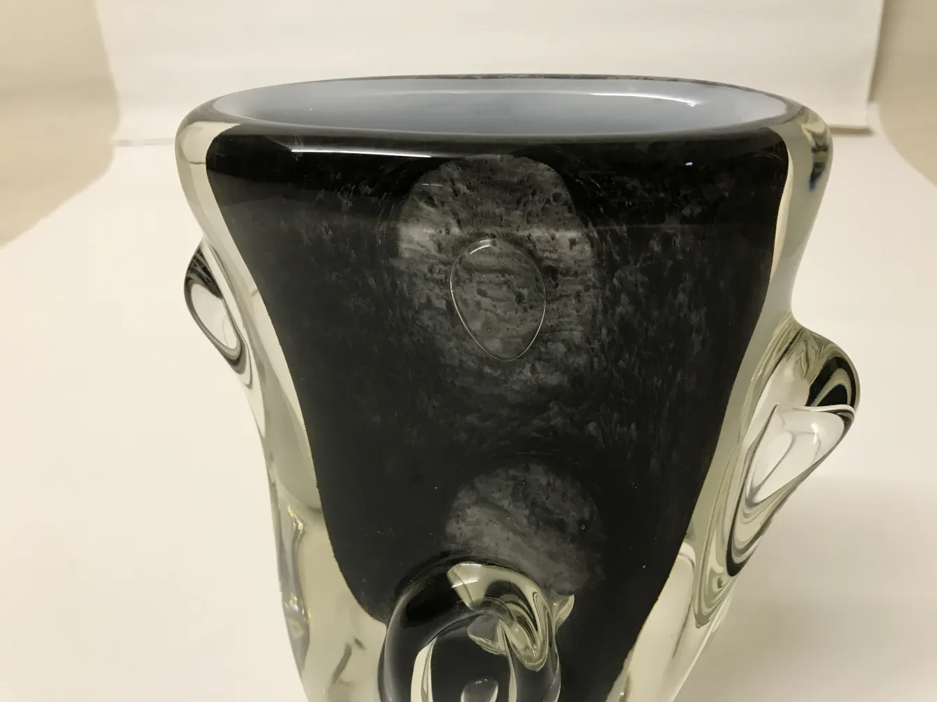 독특한 모양과 세부사항이 있는 고풍스러운 무라노 꽃병