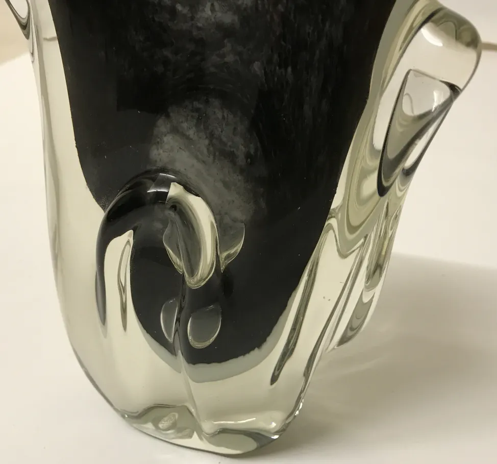 antike murano vase in eleganten, sanften Tönen, mit fließenden Formen gestaltet