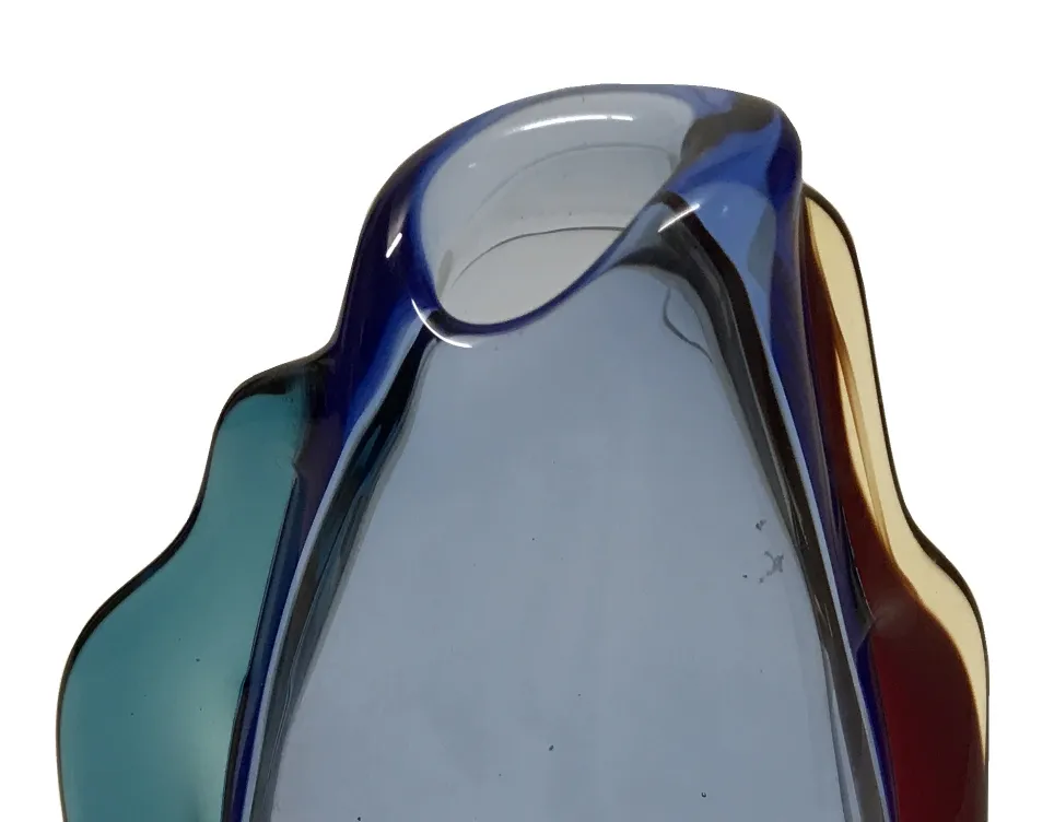 antiker murano-glas in lebhaften Farben mit sanften Formen