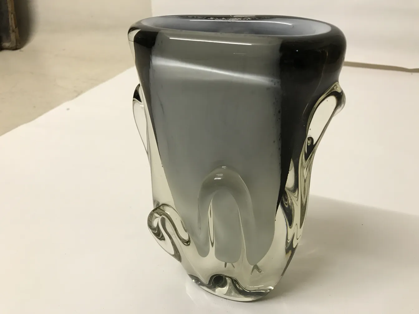 vaso di murano antico con colori tenui e forma elegante su sfondo chiaro