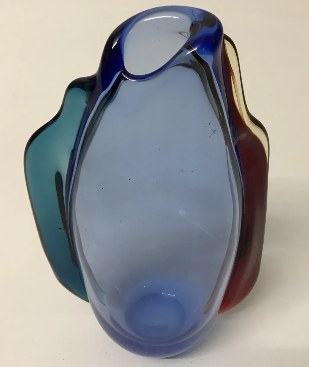 antike murano-vase mit buntem design und glatten konturen