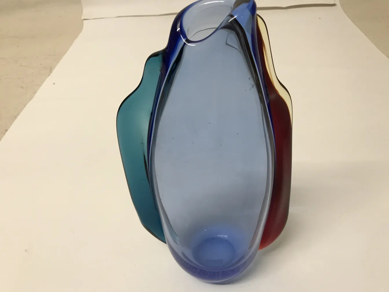 vaso di murano antico in tonalità blu e rosso