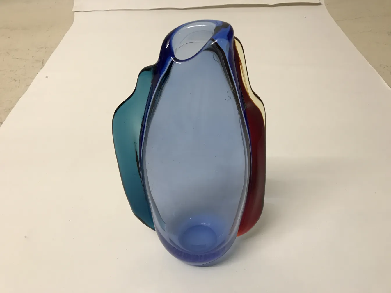vaso de murano em várias cores com forma estilizada