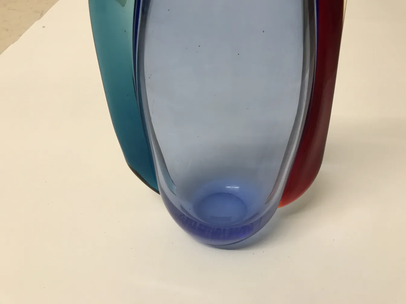 antiker murano-glas mit eleganten Formen und leuchtenden Farben