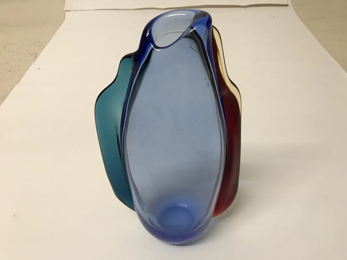 vaso de murano antiguidade com cores vibrantes e formas exclusivas, ideal para decoração