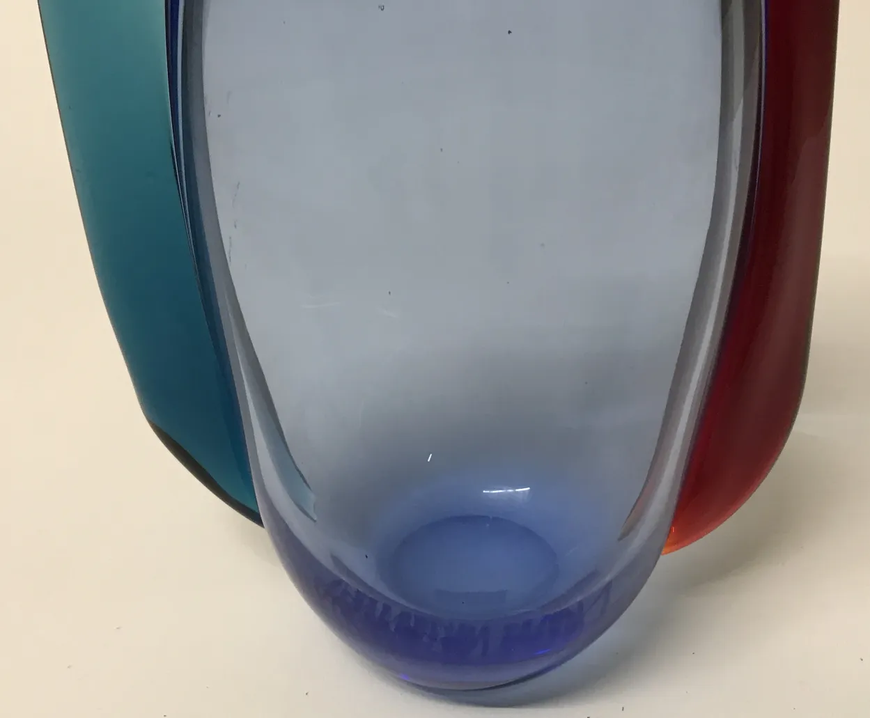 buntes murano-glas mit lebhaften farbtönen und sanften formen, dekorativer hintergrund