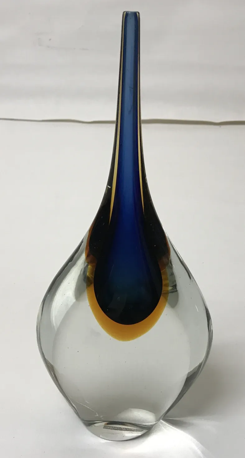 Elegante vaso di Murano con forma stilizzata e colori vivaci