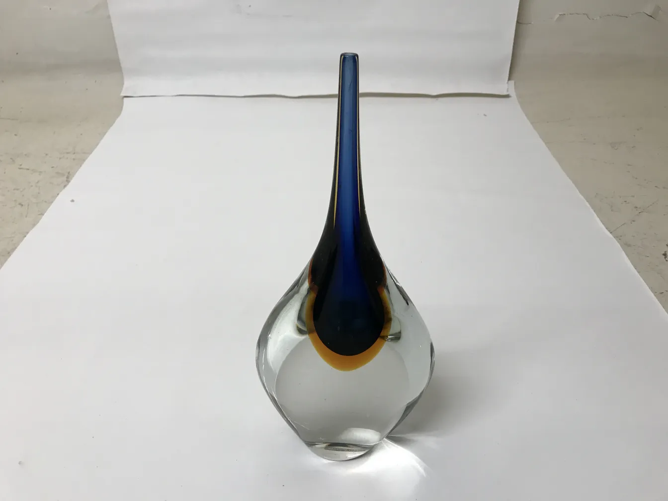 vaso de murano antigo com forma única e cores vibrantes