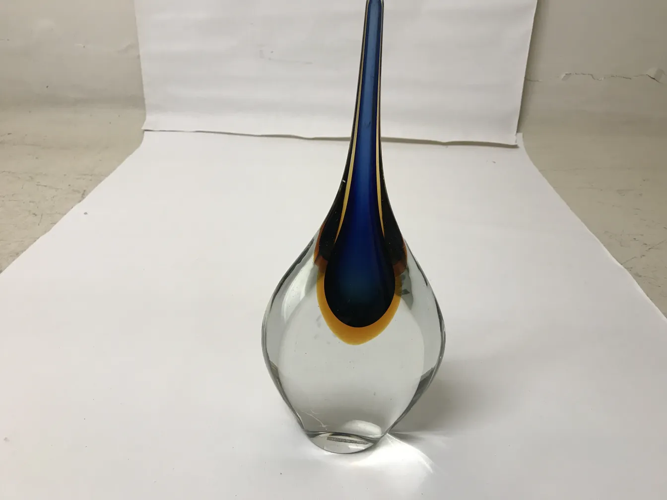 antik Murano-Glas mit eleganten Formen und lebhaften Farben, vor neutralem Hintergrund