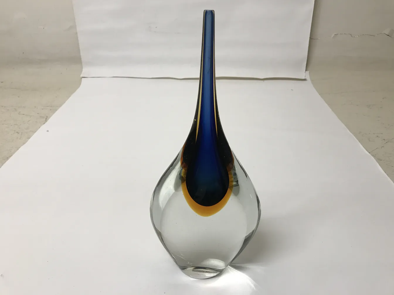 Vase Murano ancien avec design distinctif et couleurs