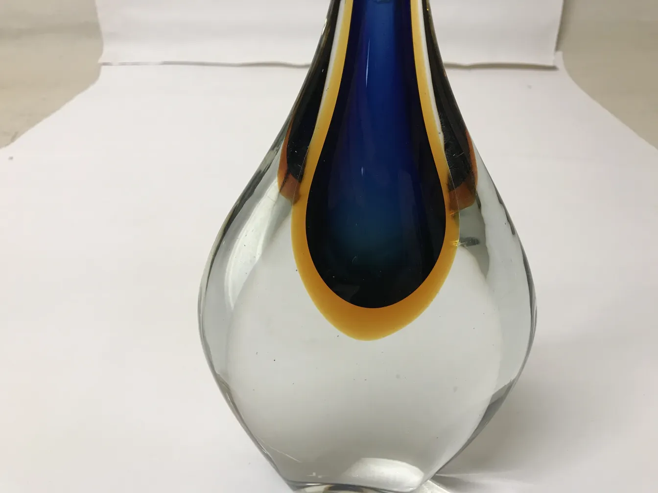 vaso de murano antigo com forma elegante e cores vibrantes