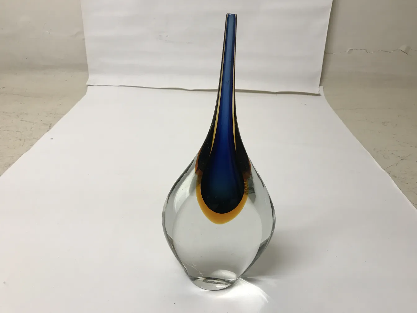 murano-glas vase in tropfenform mit lebhaften farben