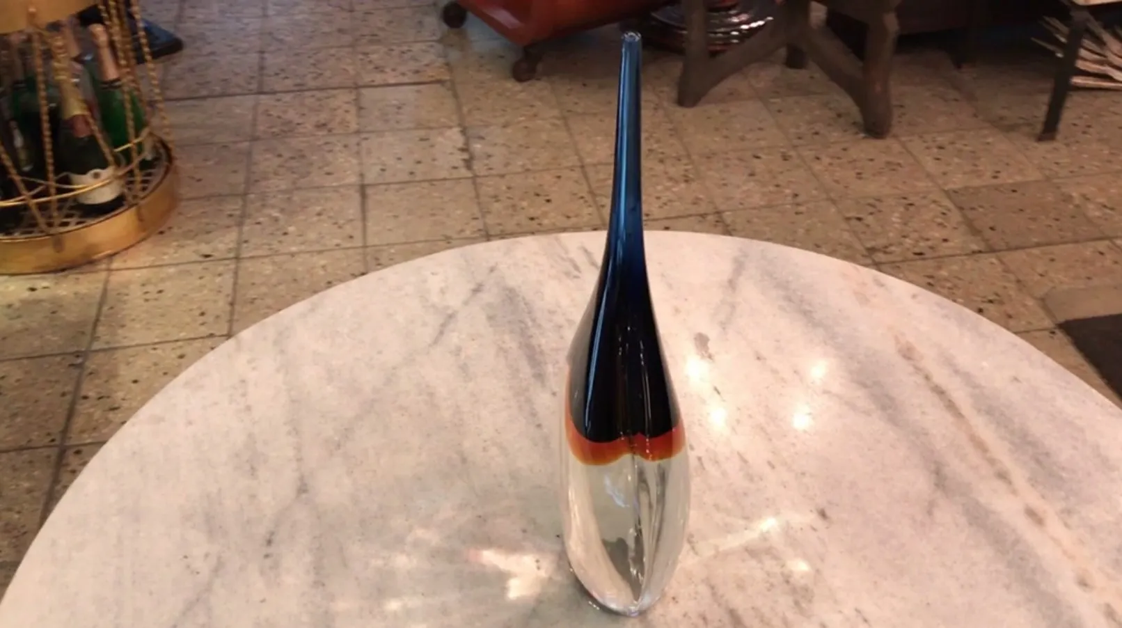 vase antique de murano avec une base en marbre et des couleurs vives