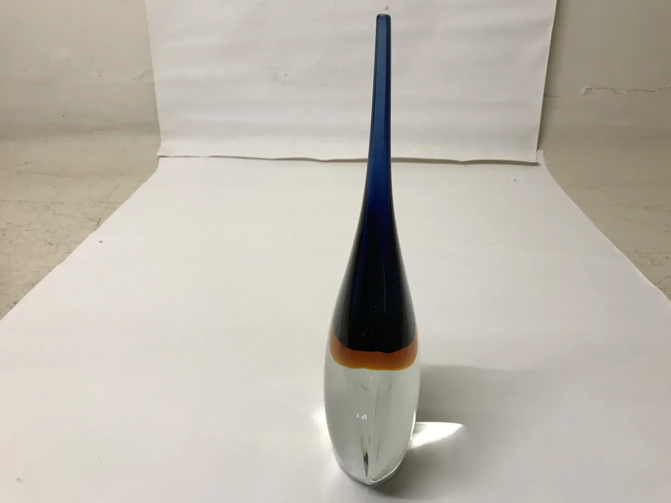 murano-vase in blau, orange und klaren farben auf weißem hintergrund
