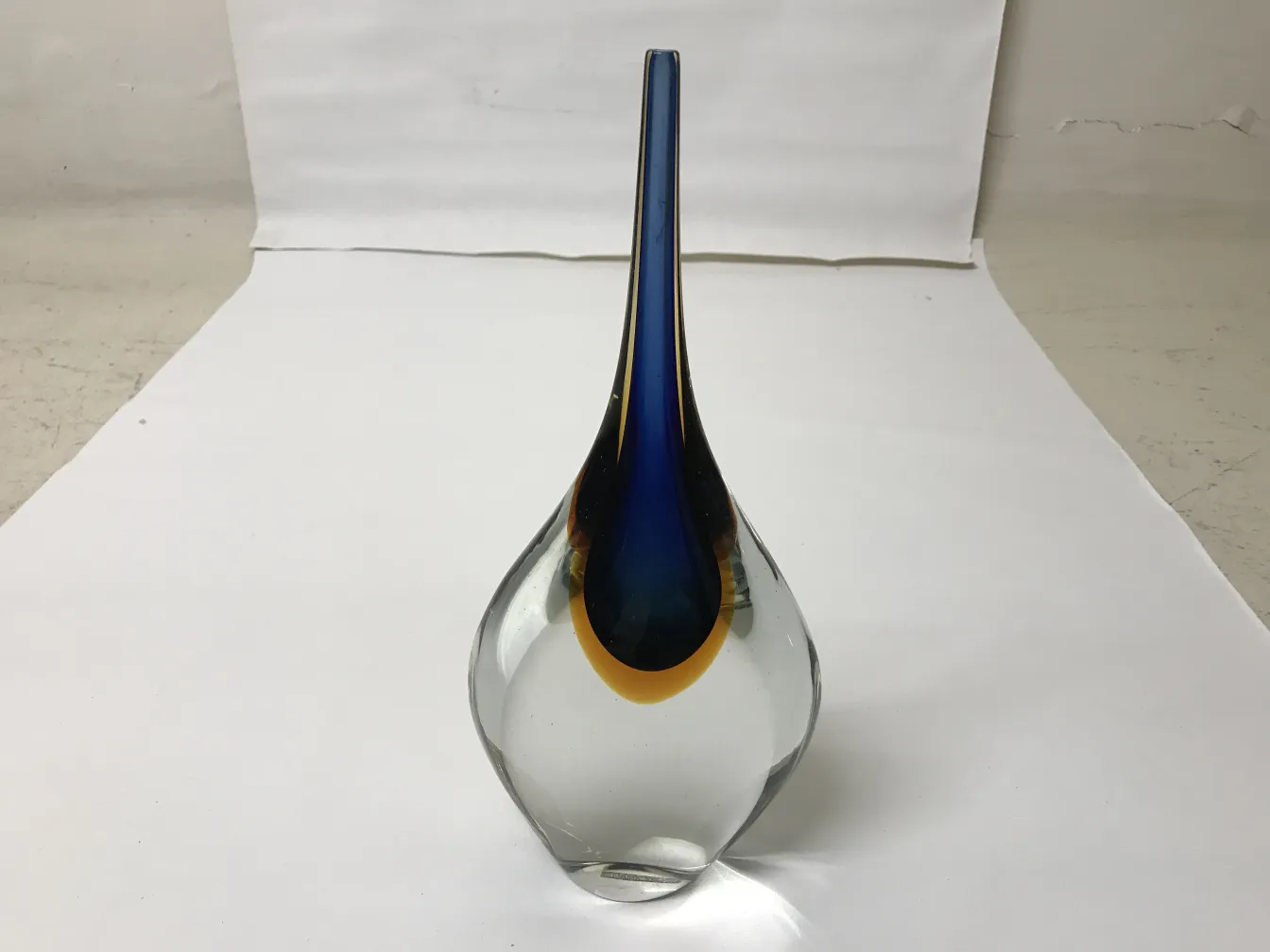vase ancien Murano avec des couleurs vibrantes et une forme élégante