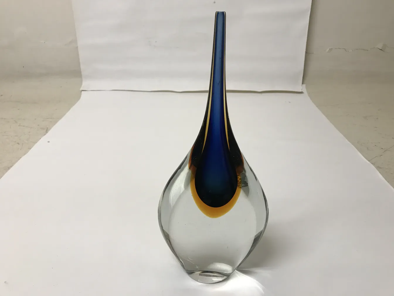 vase murano ancien avec des couleurs bleu et jaune, forme élégante sur un fond blanc