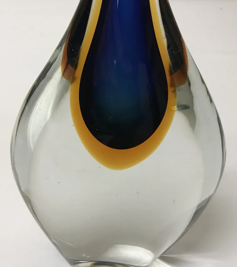 florero de murano antiguo con tonos azules y amarillos, decorativo, ambiente neutro