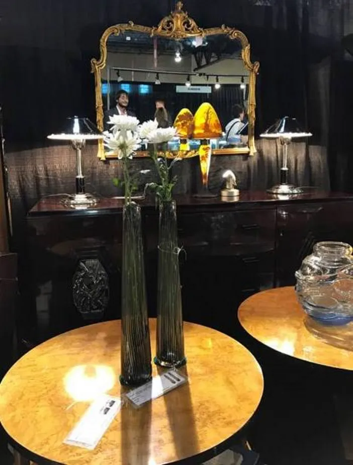 antike murano-glas vase mit dekorativen weißen blumen