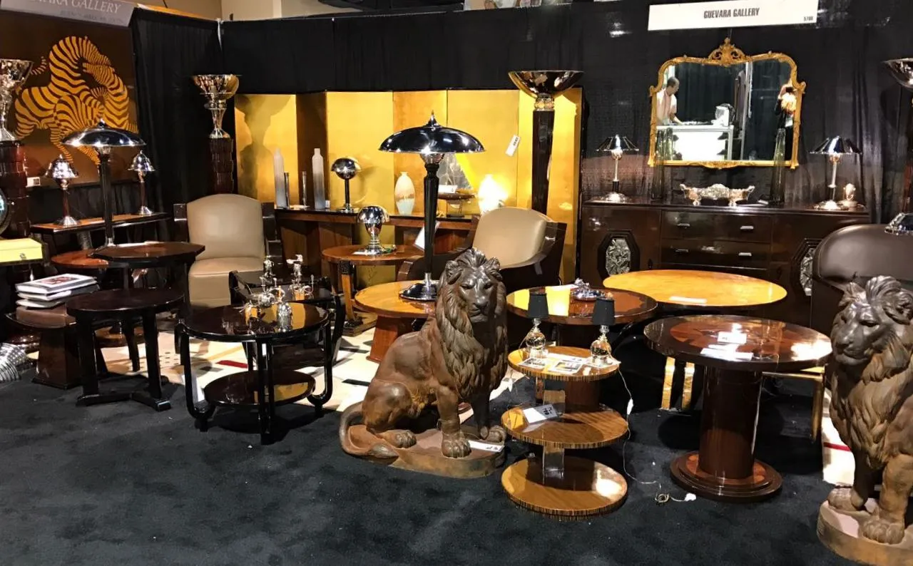 vase murano ancien avec des détails colorés et une forme élégante