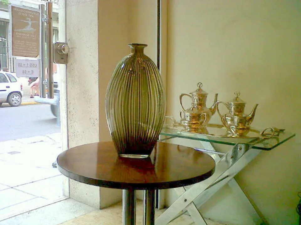 Antike Murano-Glas auf einem Tisch mit silbernen Objekten