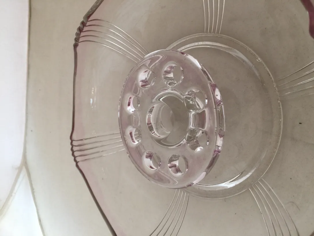 穆拉诺花瓶，具有多种色调的优雅细节，被经典环境环绕