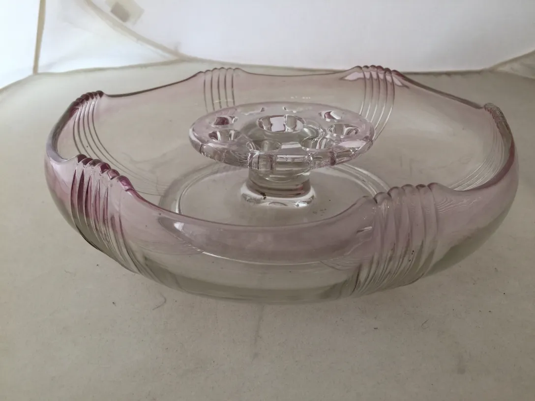 vase de murano avec design élégant et couleurs violettes subtiles, fond décoratif