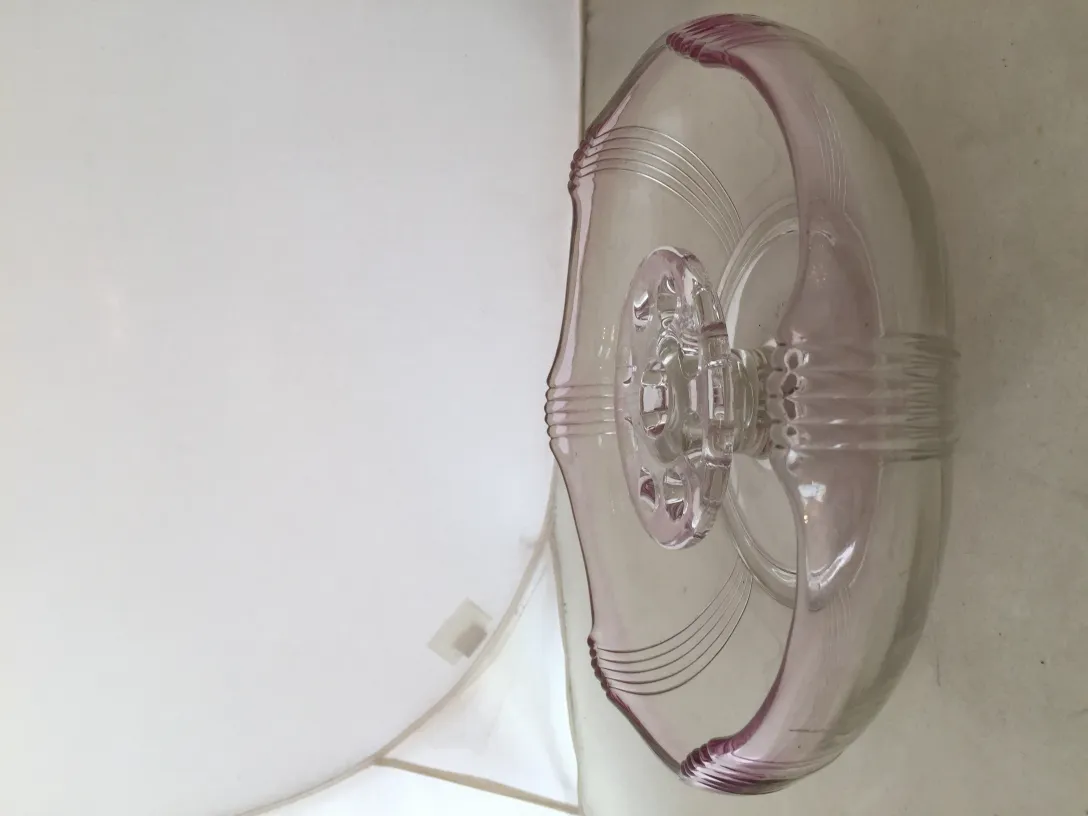 古老的穆拉诺花瓶，具有清晰的形状和优美的颜色