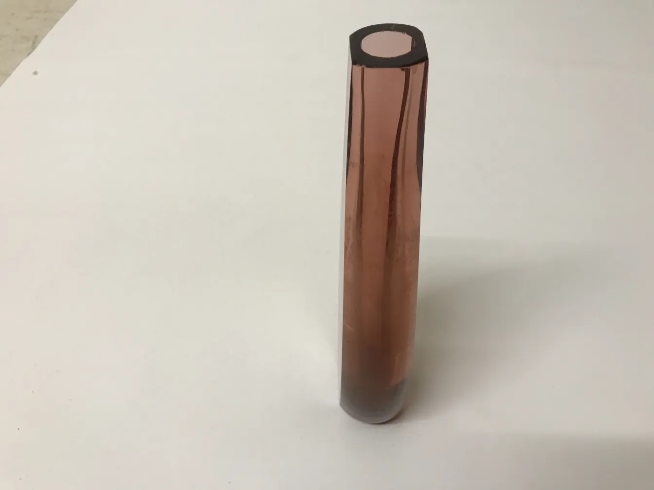 vaso de murano antigo em tom rosa, decorativo e elegante, sobre fundo branco