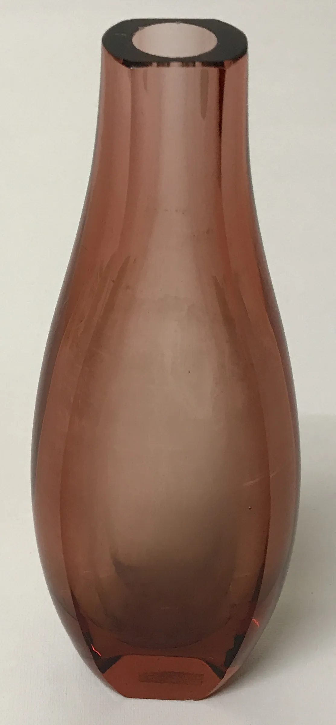 vaso antigo de cor âmbar com borda escura, fundo claro