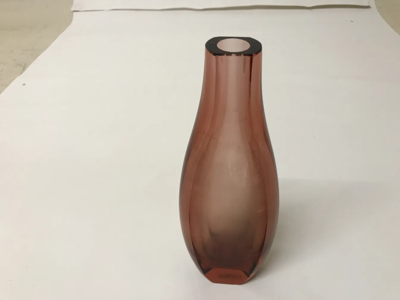 vase murano rose avec forme courbée dans un cadre neutre