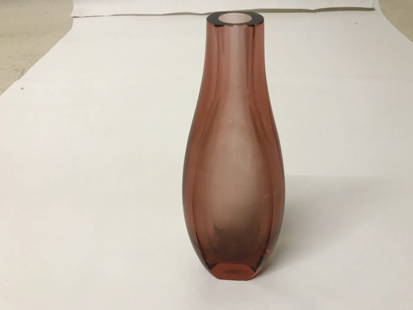antike murano-vase in hellrosa mit eleganter Form auf weißem Hintergrund