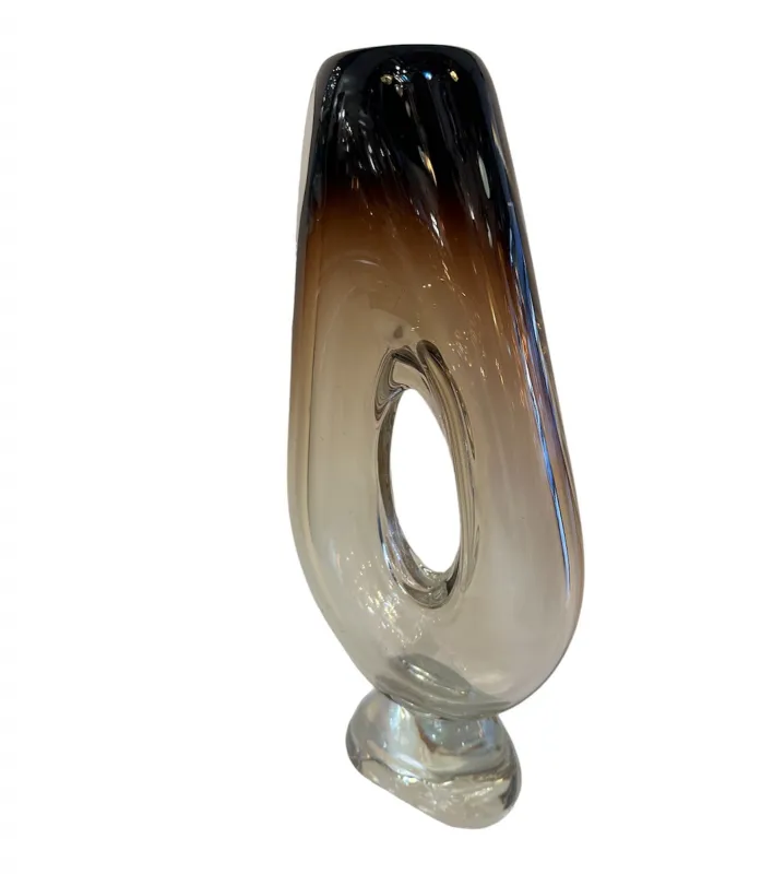 Vaso de Murano com design elegante e tons escuros, ambiente decorativo
