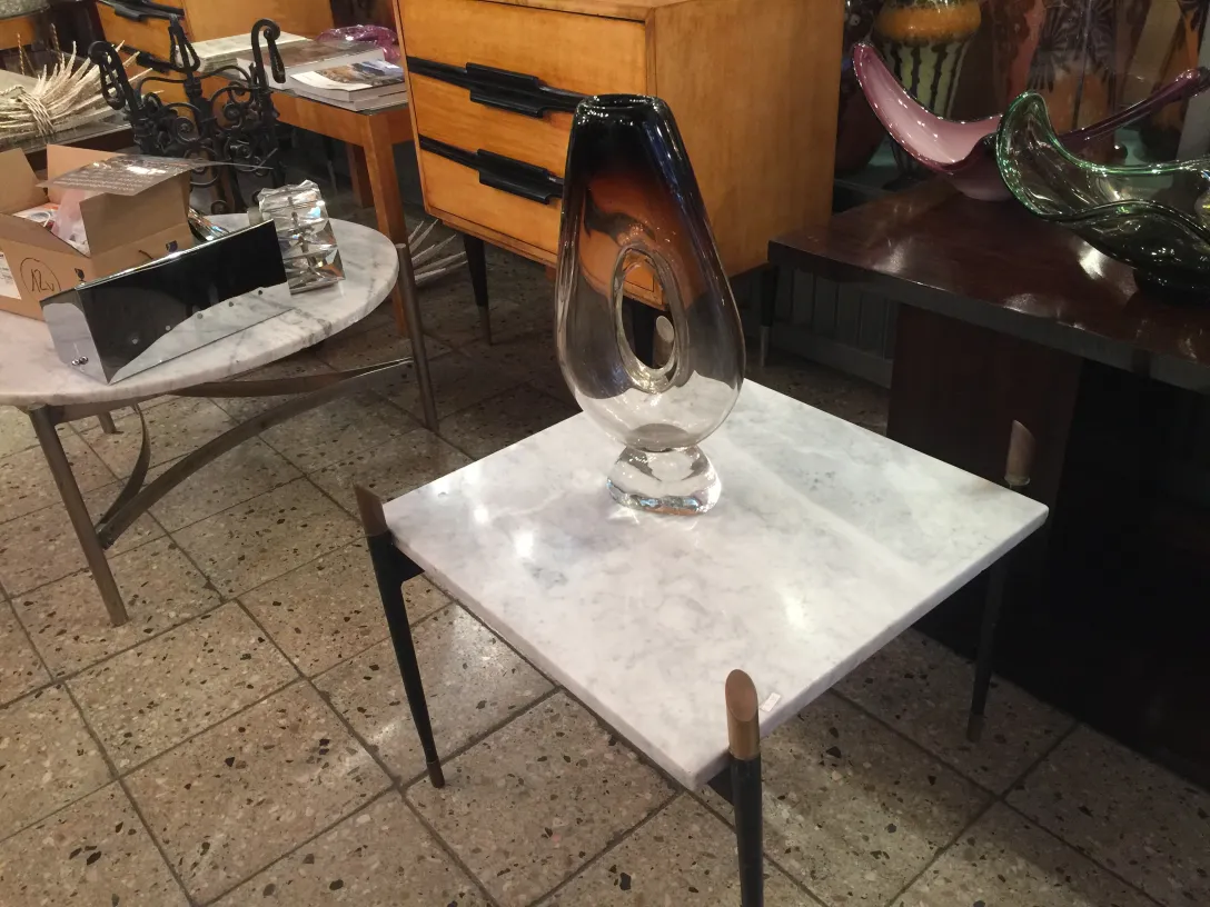 vaso di murano su un tavolo in marmo con altri oggetti