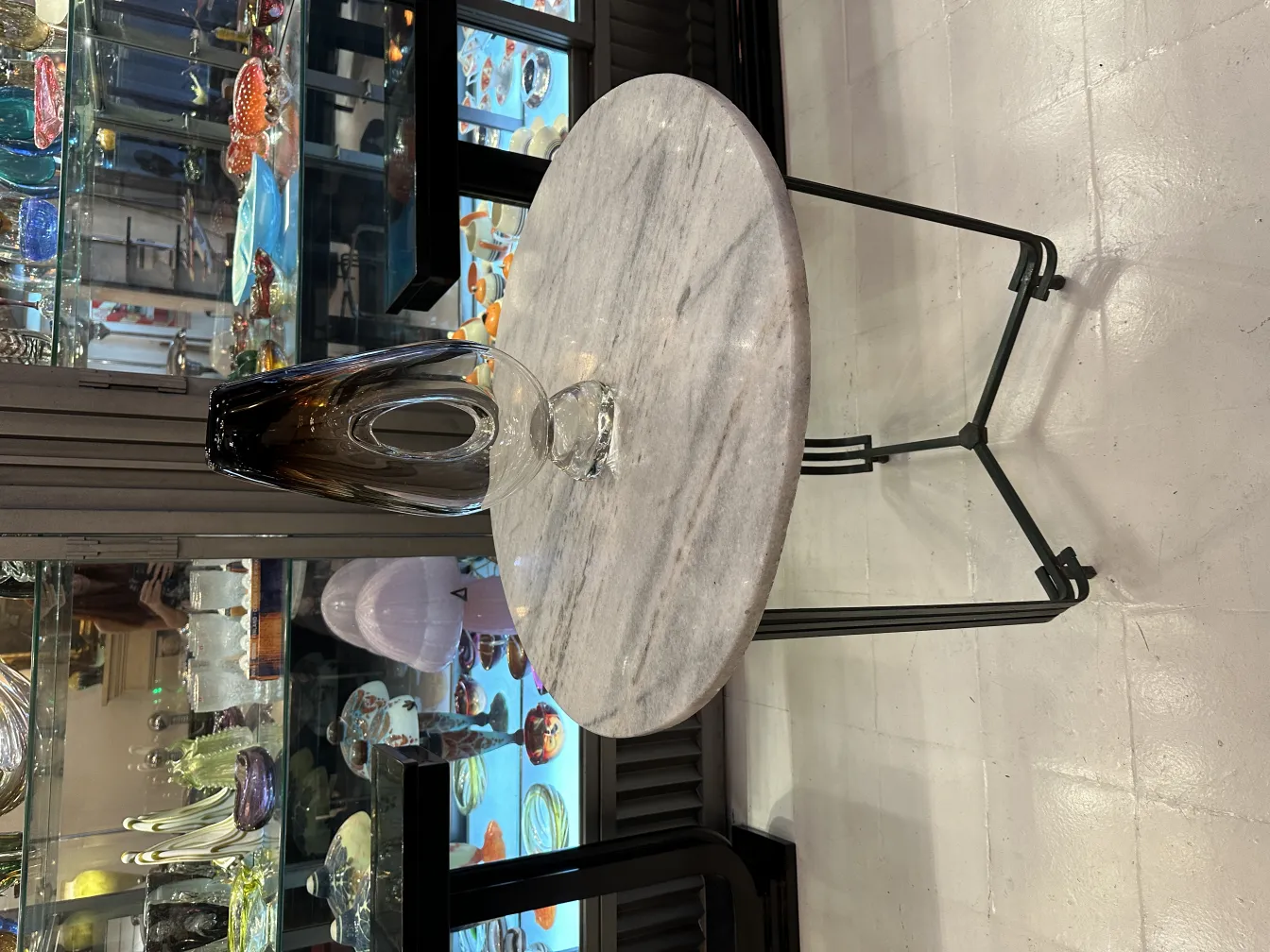 vase murano sur une table ronde en marbre