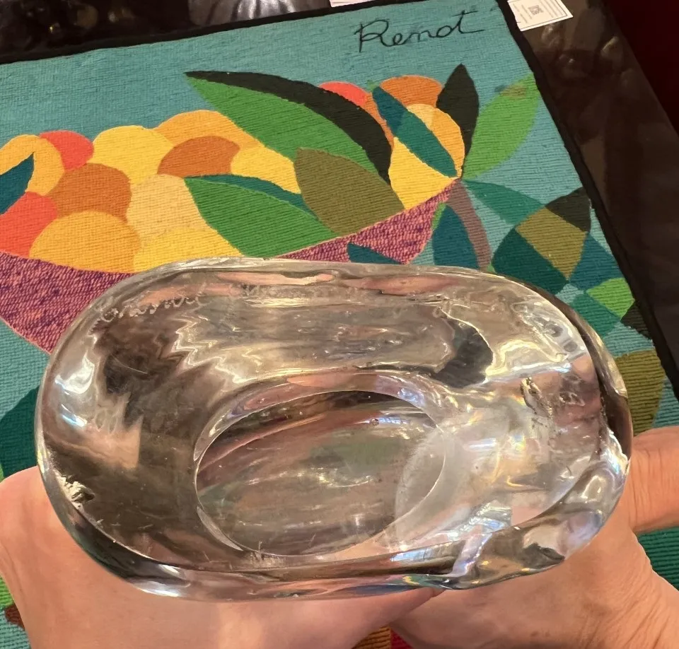 vano di murano con design elegante su tessuto colorato