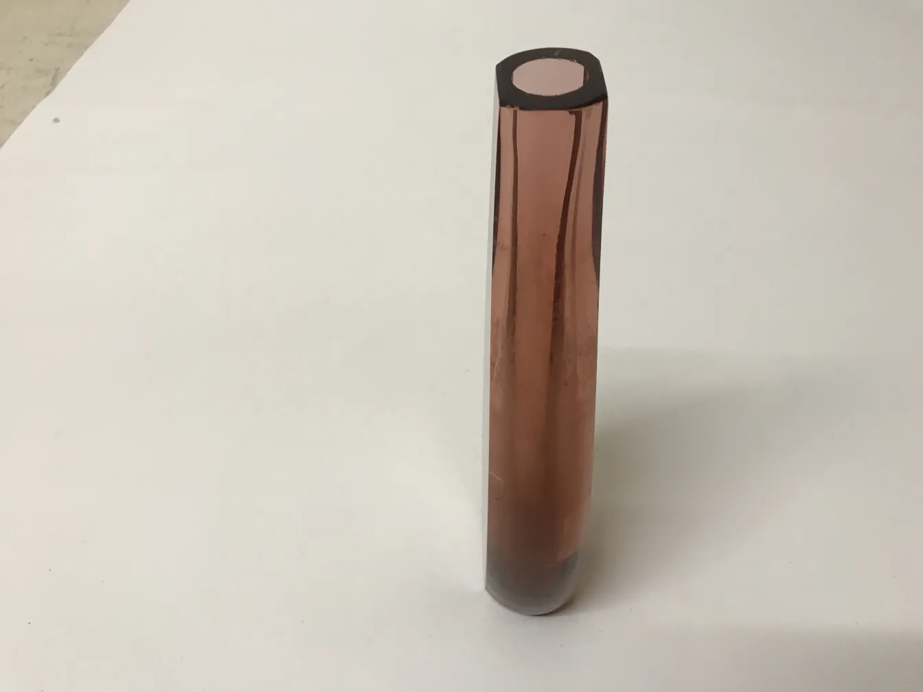 vase di murano antico a forma cilindrica con colori vivaci su sfondo chiaro