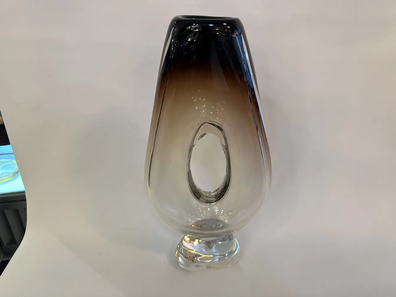vaso de murano antigo com design elegante e buraco central