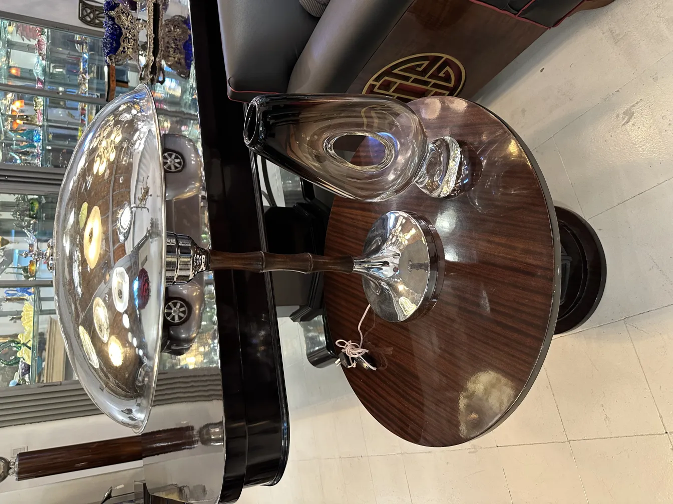 murano-glas im antiken stil auf eleganter tisch mit dekorativen details