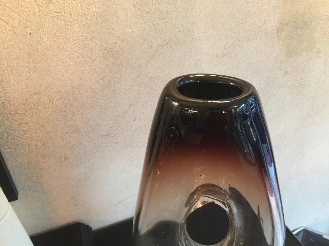 vaso di murano antico con design elegante, tonalità scure