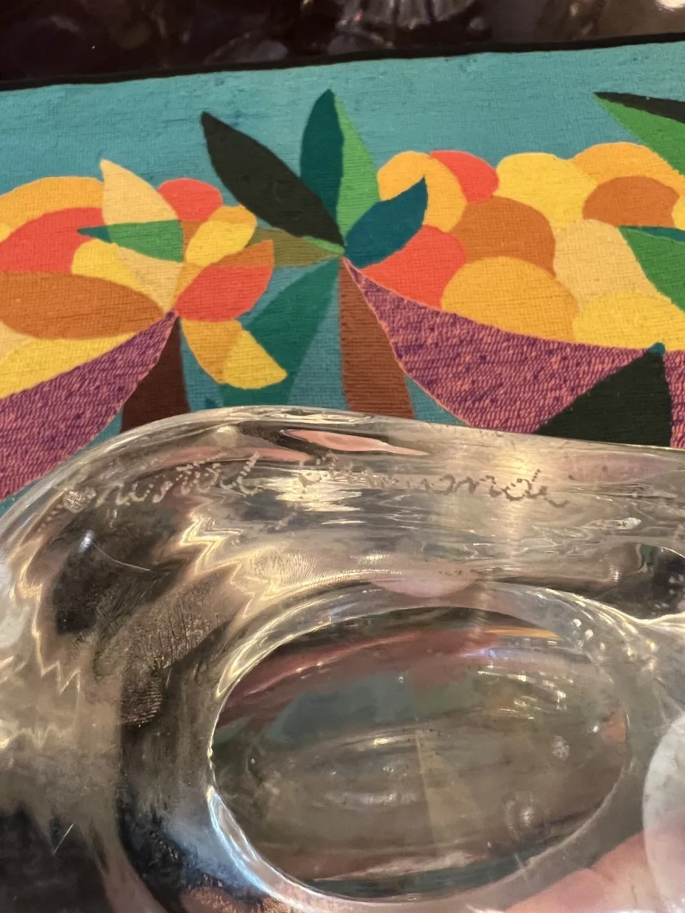 Антикварная ваза Мурано с декоративным дизайном в красочном окружении.