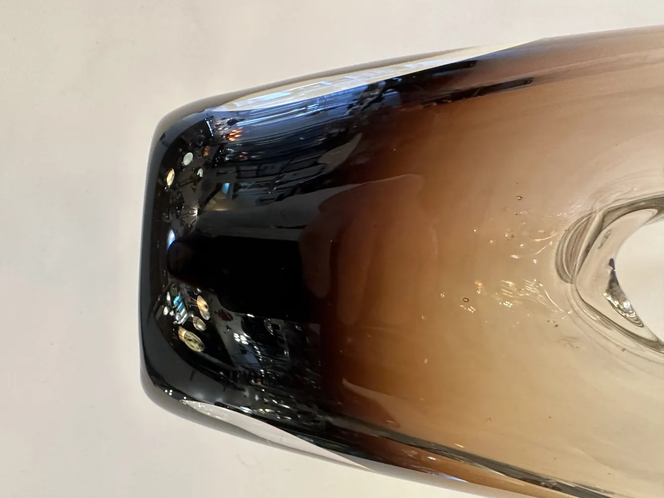 vaso di murano antico, forme eleganti, tonalità scure, sfondo chiaro