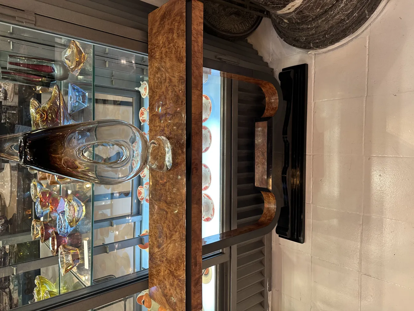 Vase Murano ancien sur une table avec des décorations colorées