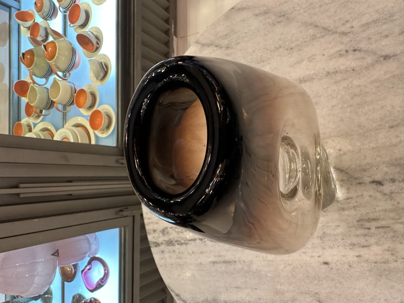 vaso de murano em ambiente com pratos coloridos