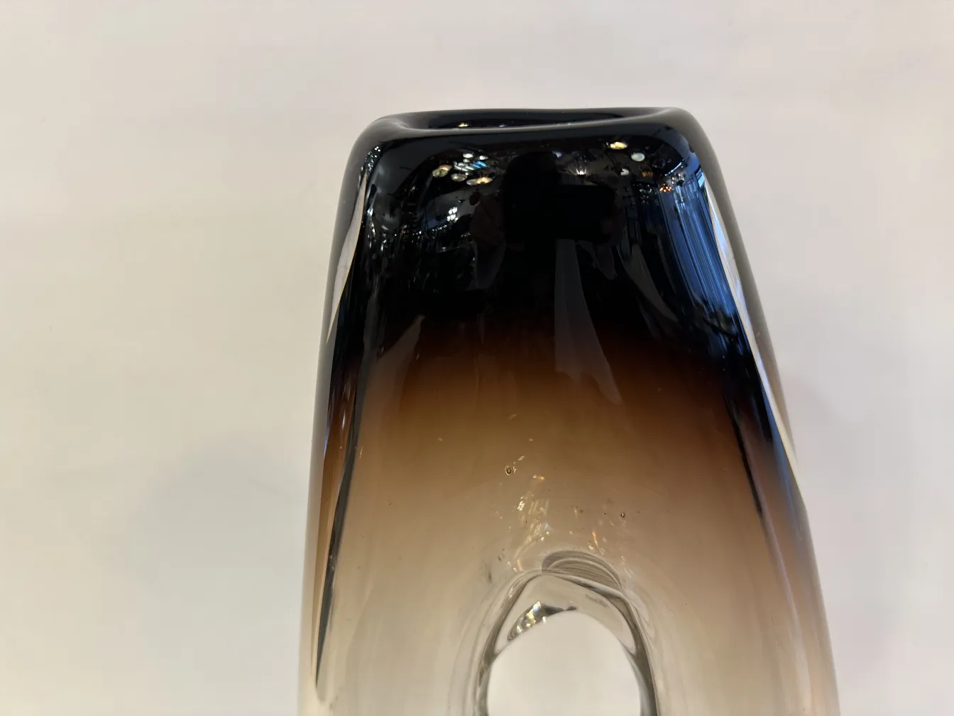 vase murano en forme élégante, avec des tons de couleurs sombres et claires, décoratif