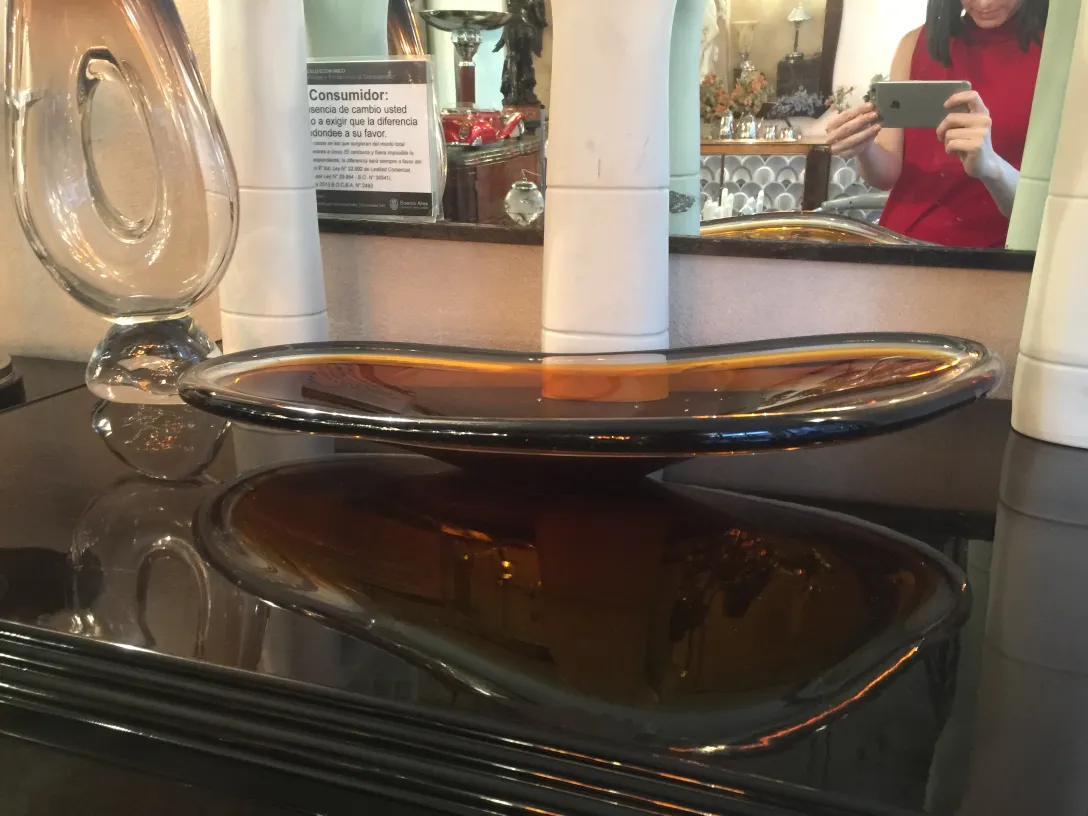 vaso de murano com fundo escuro e reflexos