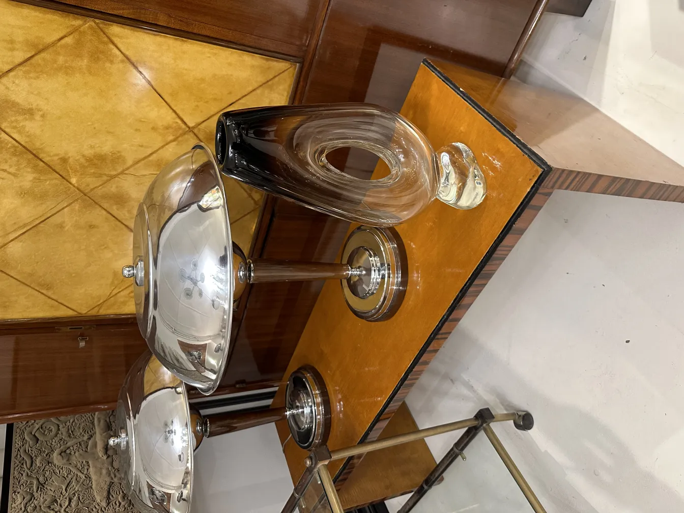 vaso di Murano con forma elegante e design curvato, ambiente classico, decorazione in evidenza