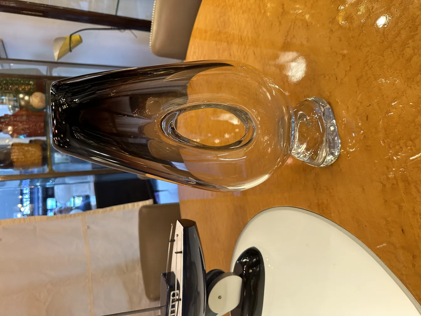 vaso de murano antigo em tom claro com base redonda