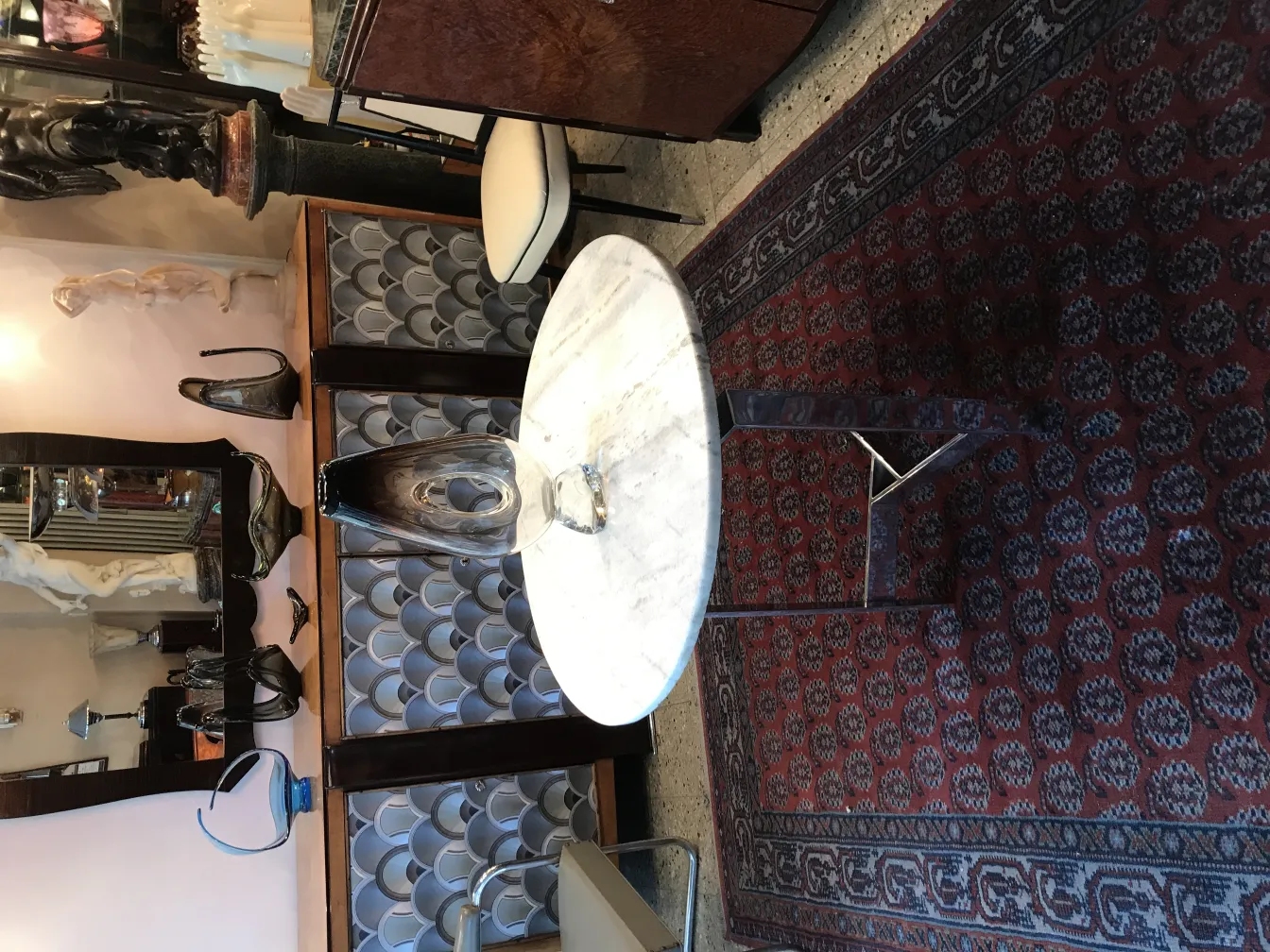 murano-glas auf einem Tisch mit elegantem Hintergrund